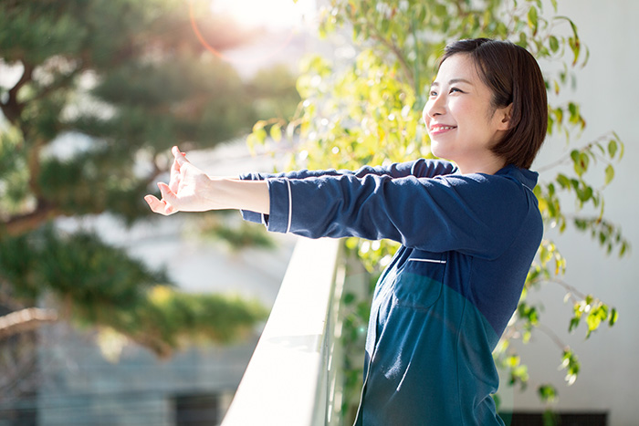 女性　朝日　笑顔